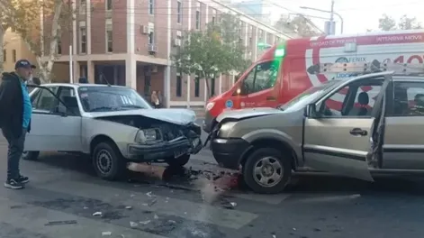 Choque entre un auto y una camioneta en una peligrosa esquina céntrica terminó con un hospitalizado