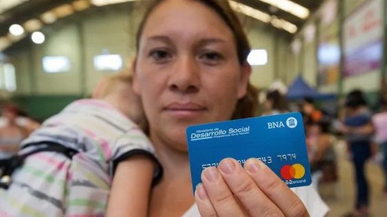 Tarjeta Alimentar y AUH sacaron de la pobreza a unas 930.000 personas