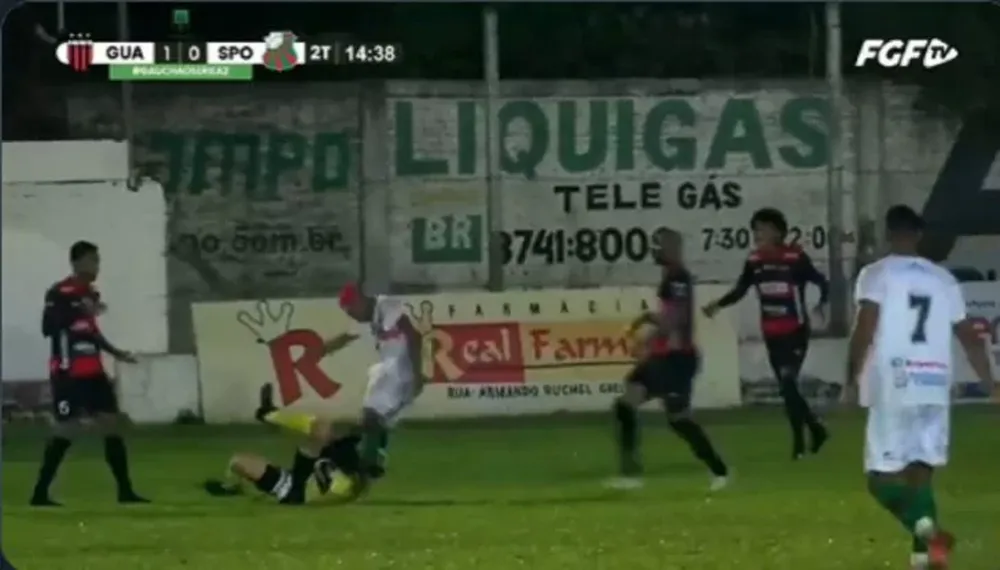 [VIDEO] Atacó a patadas a un árbitro por amonestarlo y lo dejó inconsciente