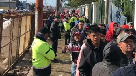 Seis días de acampe y más de 10 cuadras de cola para ver a River en Chaco
