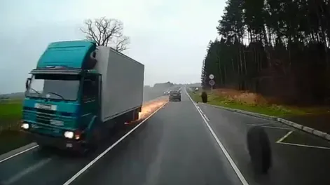 [VIDEO] Un camión perdió dos ruedas y provocó un accidente en plena ruta