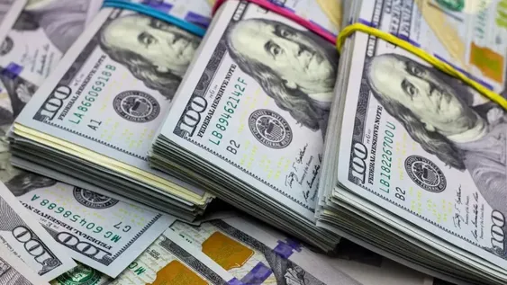 Sin tregua por el dólar blue y por el aumento histórico del riesgo país