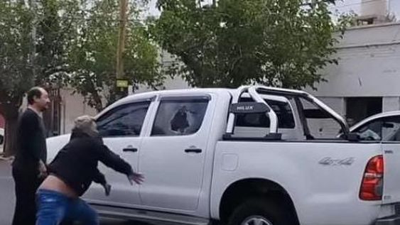 Una mujer quemó con agua a su ex y buscó prenderse fuego dentro de su auto