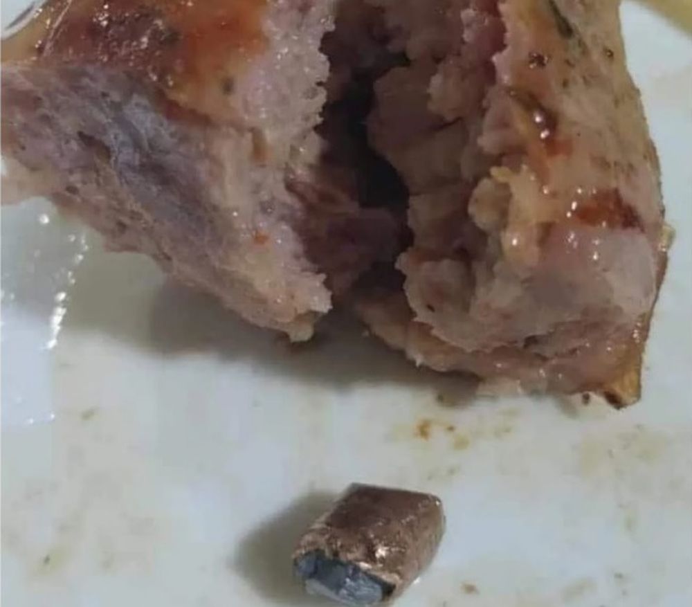 Macabra sorpresa: una familia comía asado y encontraron una bala adentro de un chorizo