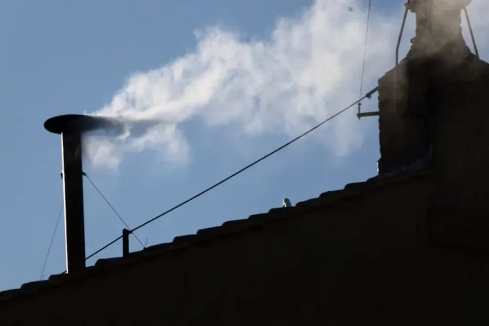 El humo blanco sale de la chimenea de la Capilla Sixtina, lo que indica que se ha elegido un nuevo papa en el Vaticano, el 8 de mayo de 2025 (Reuters)