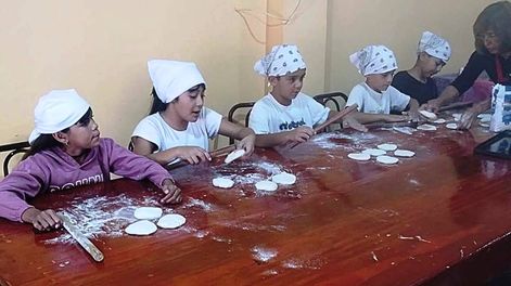 En Cárita de Media Agua, los chicos aprenden a preparar diferentes alimentos para compartir en familia.