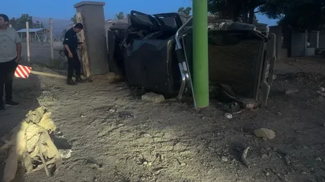 Bomberos rescataron a dos personas que quedaron atrapadas tras volcar en una camioneta