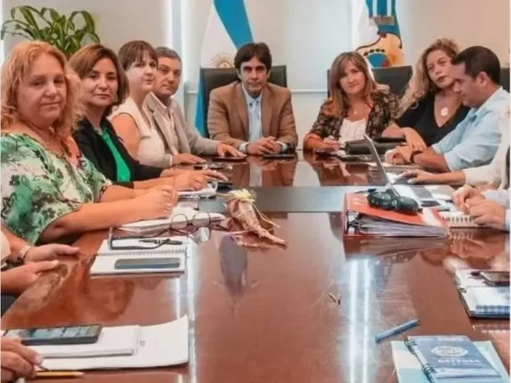 A CUARTO INTERMEDIO. La reunión de ayer empezó en la mañana y a las 16 se retiraron sindicatos y autoridades del Gobierno, tras aplazar la decisión al próximo martes 12 de marzo, una vez que hayan consultado con las bases y termine la negociación nacional.