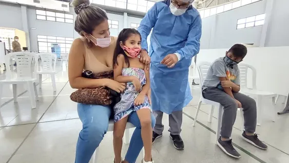 Se ralentizó la colocación de los refuerzos y la vacunación contra el covid-19 de los menores