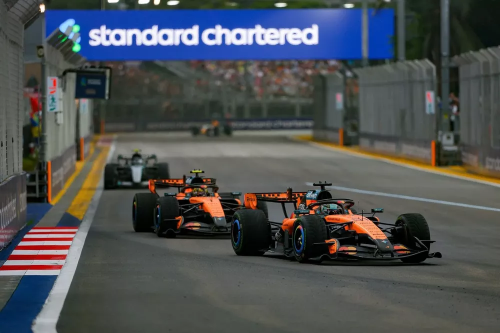 Norris y Piastri se tocaron en la última vuelta de la Sprint de Singapur y el australiano debió abandonar.
