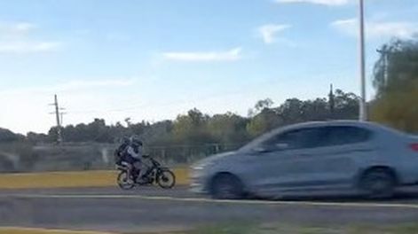 Filmaron a dos motociclistas que circularon más de un kilómetro en contramano cerca de El Pinar