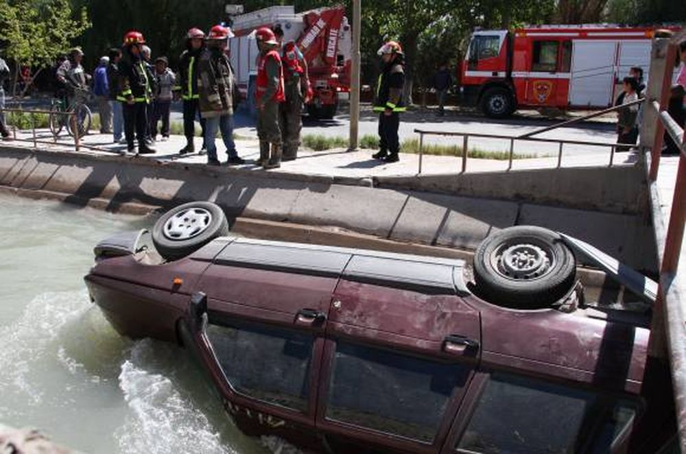 Esquivó en moto a un ladrón,  pero mandó un auto al canal