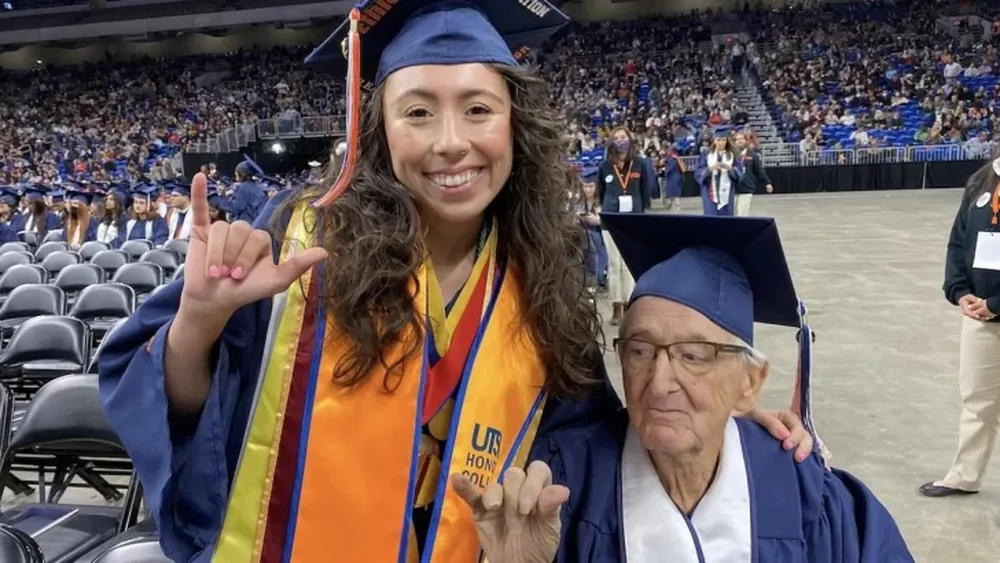 Un anciano se graduó de la universidad junto con su nieta
