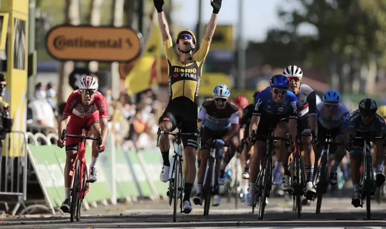 Van Aert ganó la etapa 7 y Yates sigue al frente en el Tour de Francia