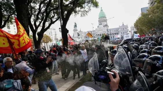 MARCHA Y VIOLENCIA. Tras el fracaso de la sesión, hubo fuertes enfrentamientos de organizaciones sociales con fuerzas de seguridad en la marcha de jubilados.