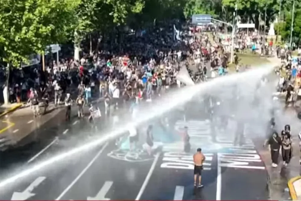 Hubo enfrentamientos entre manifestantes de izquierda y la Policía frente al Congreso