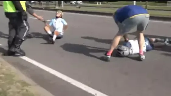 AGUSTINA BRAVO es quien está tirada sobre la ruta. En un principio se pensó que se había fracturado la clavícula, lo que sufrió fue una fisura en el coxis (captura TV).