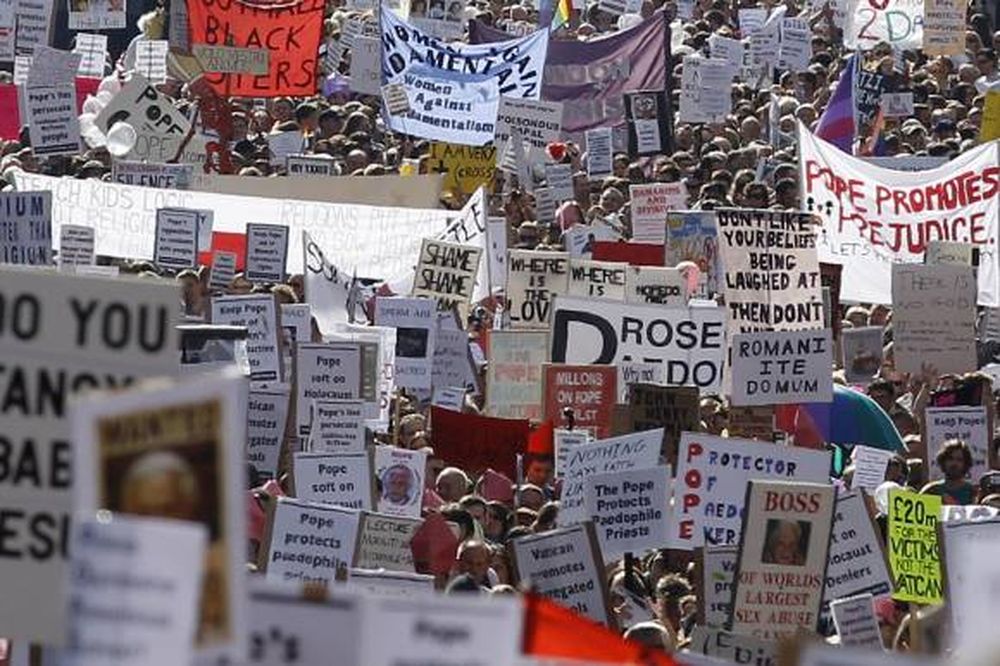 Miles de personas protestan en Londres contra la visita del Papa