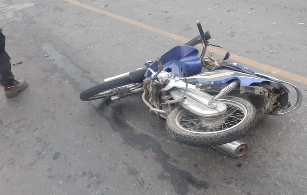 Un niño fracturado al chocar en la moto que viajaba junto a dos adultos con un auto