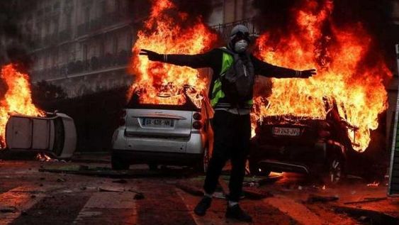 Francia con protestas, incendios y violencia en los suburbios de París