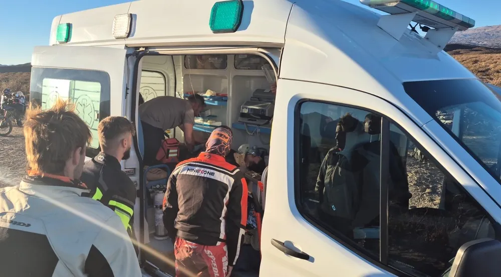 Motociclista rescatado.