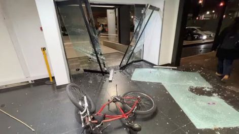 Tras la condena a CFK, militantes kichneristas destrozaron el edificio de TN: un detenido