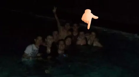 Se sacó una foto de noche en la pileta con amigos y al mirarla se espantó