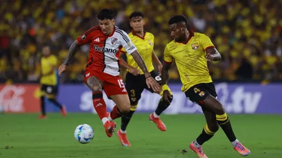 GOLEADOR. Sebastián Driussi abrió el camino ganador para River en Ecuador. Una gran noche del artillero Millonario que marcó por quinto partido consecutivo.