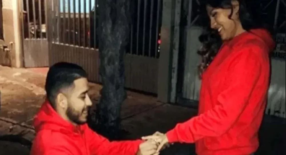 Le propuso casamiento a su novia en Nochebuena y falleció en Navidad
