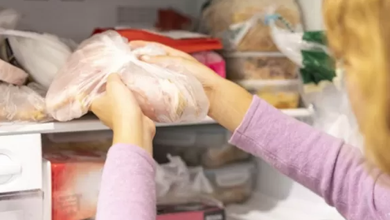 Los 9 errores de higiene más comunes en la cocina y los peligros que representan