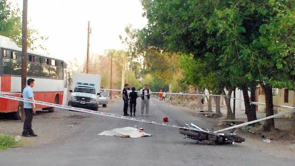 Llevaba a su hija en moto y murió en un accidente
