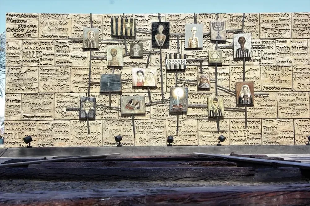 El joven ladrón que robó dos reflectores en el Monumento al Holocausto irá preso dos años