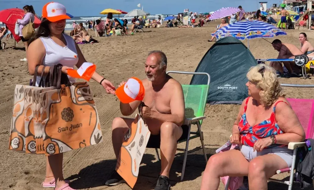 Profesionalismo. La promoción turística local en la costa argentina está a cargo del personal de la Secretaría de Turismo de San Juan, totalmente capacitado para responder todas las consultas sobre turismo en la provincia.