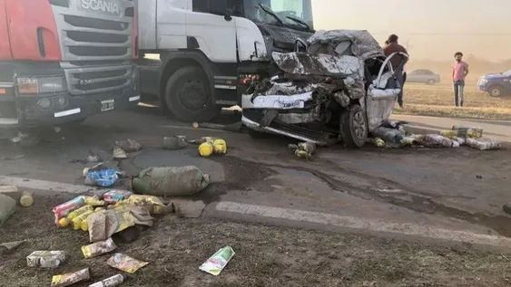 Tremendo choque en cadena en medio de una tormenta de tierra y viento