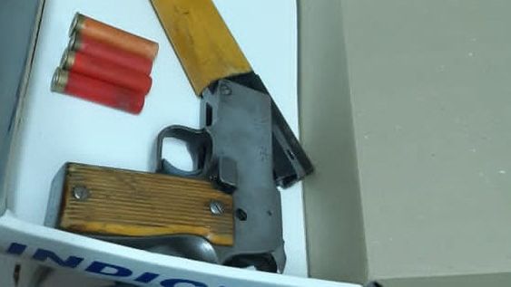 Atrapado con un arma ilegal