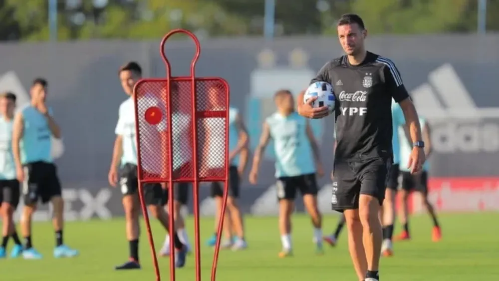 Scaloni sufrió dos bajas y cambian los planes de la Selección Argentina