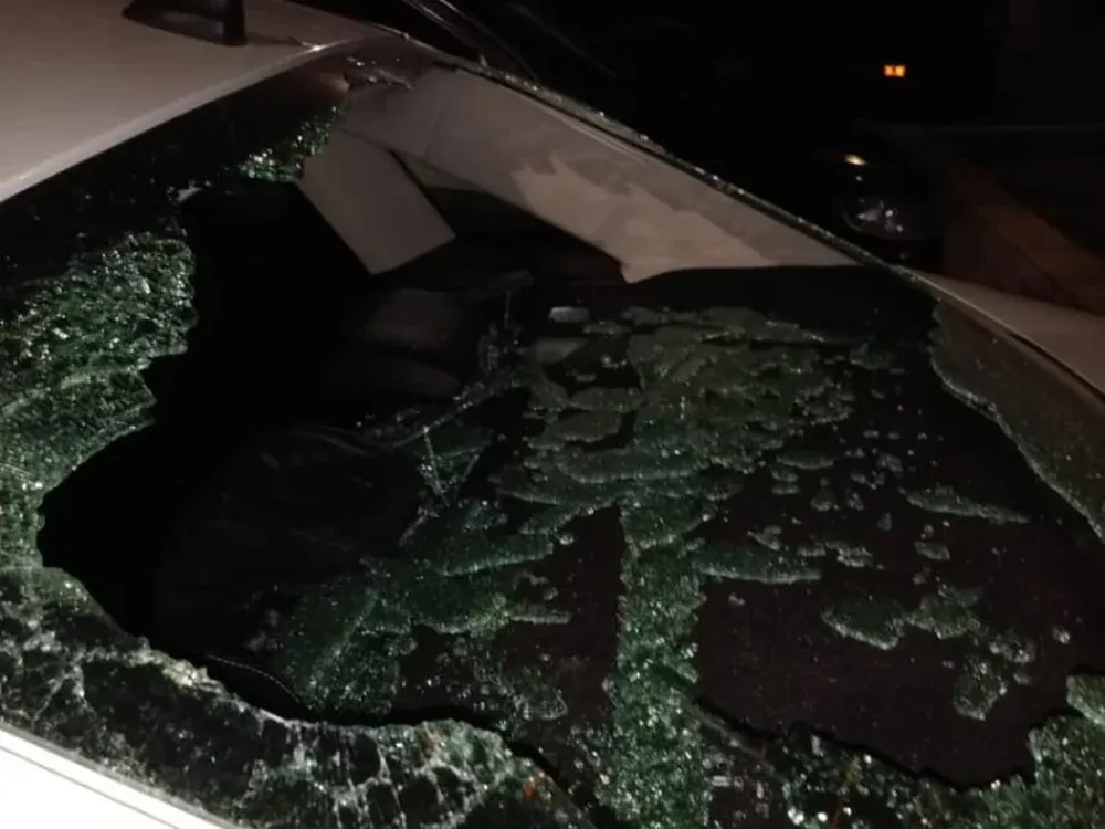 Móviles rotos y policías heridos al intervenir en una gresca barrial