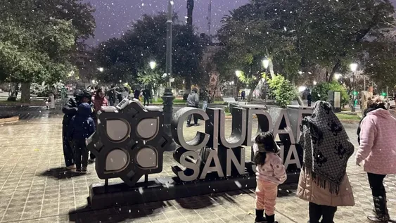 Todos a la plaza. Por la tarde noche la nevada se intensificó en las zonas urbanas. La plaza 25 de Mayo se convirtió en uno de los epicentros de las fotos familiares y de grupos de amigos para guardar esa imagen tan atípica en el corazón de la Ciudad.
