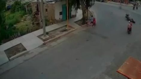 El momento exacto en el que dos motos chocan en cruce peligroso de Rivadavia