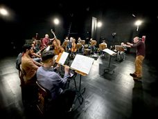 El titular de la Sinfónica de la UNSJ junto a los músicos en un ensayo de esta nueva propuesta artística El titular de la Sinfónica de la UNSJ junto a los músicos en un ensayo de esta nueva propuesta artística