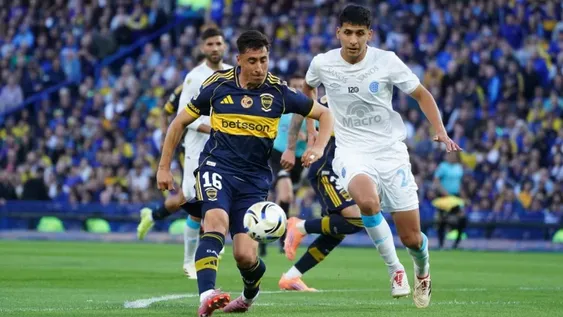 Chance. Con el partido empatado, Merentiel tuvo la más clara del primer tiempo pero no acertó. Boca se quedó sin nada en La Bombonera.