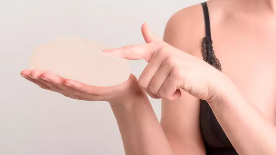 Alertan sobre implantes mamarios que podrían estar vinculados a un tipo de cáncer poco común