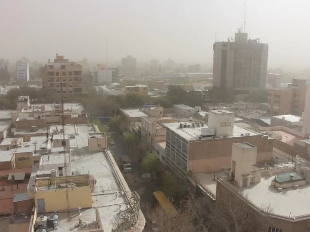El jueves arrancó con viento y se espera una máxima de 34 grados