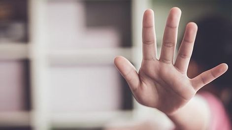 Abusó de su hijastro a cambio de usar la tablet: lo condenaron a 8 años de prisión