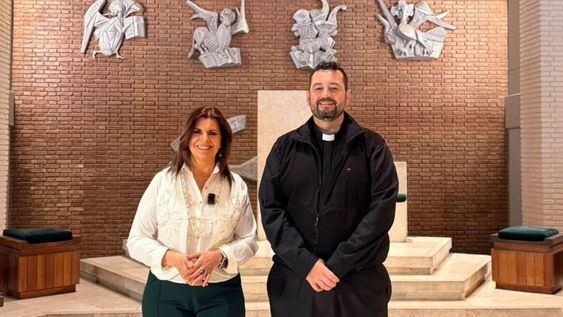Laura Carbonari junto al padre Andrés Rivero en la Catedral de San Juan.