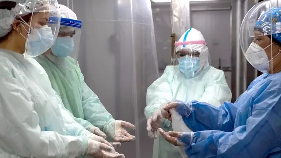Entre lágrimas y sonrisas, la heroica labor en Quilmes de los profesionales de la salud