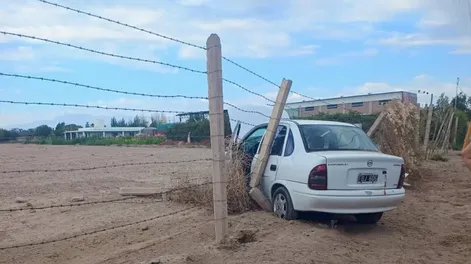 Perdió el control del auto, arrasó con un cierre perimetral y debieron rescatarlo Bomberos