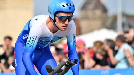 Giro de Italia: Simon Yates ganó la contrarreloj pero el liderazgo no cambió