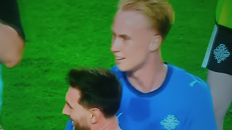 Daníel Tristán Guðjohnsen saludando a Messi.