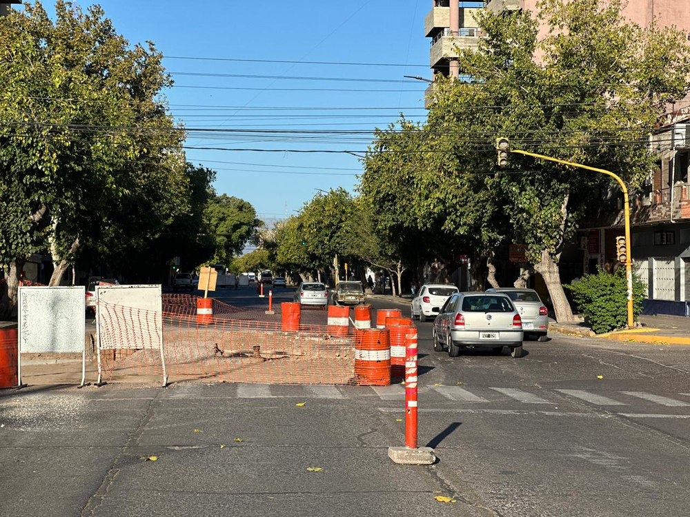 Por el avance de las obras de repavimentación en calle España, hay desvíos de tránsito en un transitado cruce
